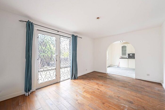 3 Bedroom Flat To Rent In Crofts Street, Tower Hamlets, London, E1