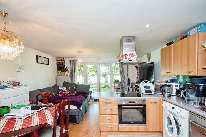 1 Bedroom Flat For Sale In Farthing Close, Watford, WD18