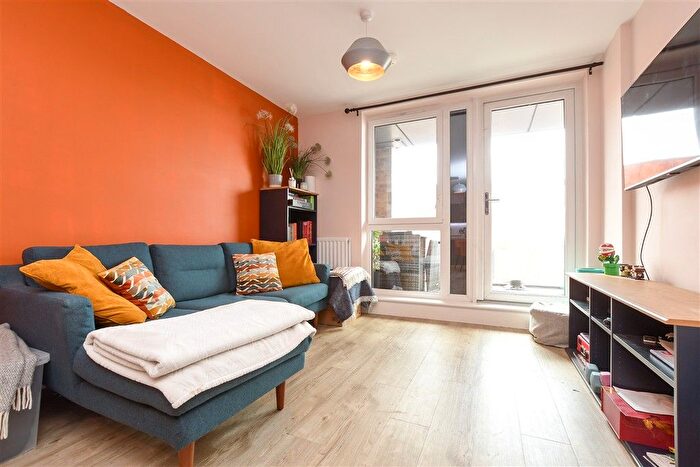 2 Bedroom Flat For Sale In Marketfield Way, Redhill, Surrey, RH1