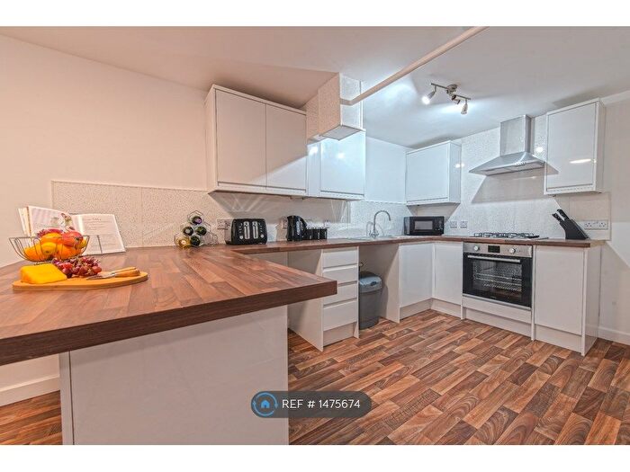 3 Bedroom Flat To Rent In Hopewell View, Leeds, LS10
