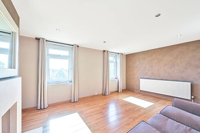 2 Bedroom Flat For Sale In Edgeworth Road, Cockfosters, Barnet, EN4