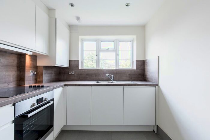 2 Bedroom Flat To Rent In Avenue Road, London, N14