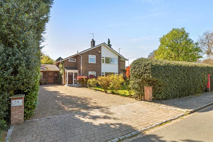 5 Bedroom Detached House For Sale In School Close, High Wycombe (Private Road), HP11