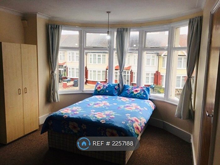 Studio To Rent In Grenoble Gardens, London, N13