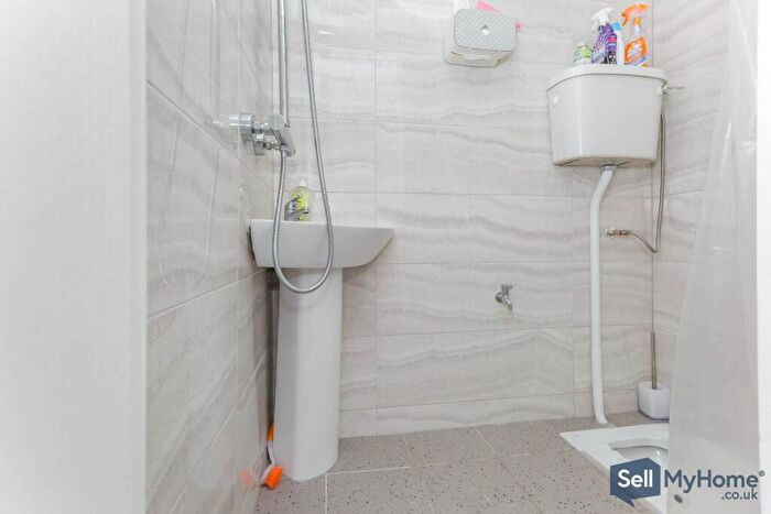 3 Bedroom Detached House For Sale In Orsett Close, Leicester, LE5