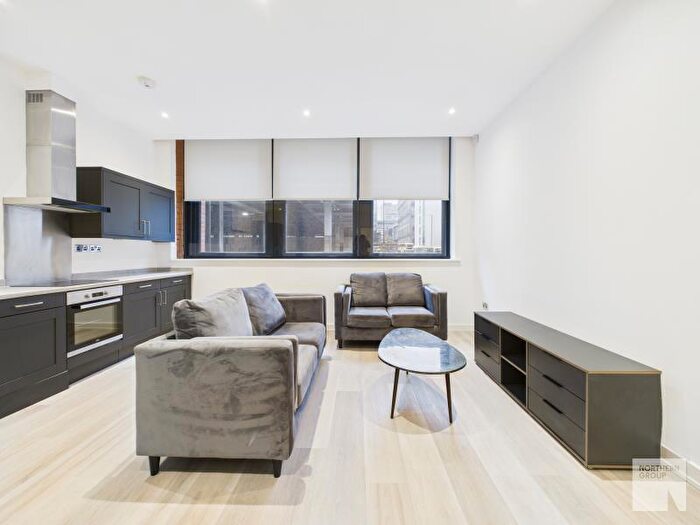 2 Bedroom Apartment To Rent In Flat :: Gramercy House, M1