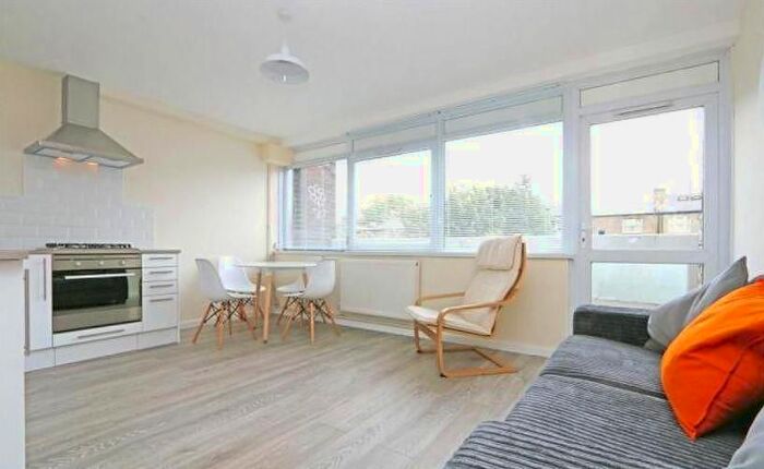 4 Bedroom Flat To Rent In Portland Grove, Stockwell, SW8
