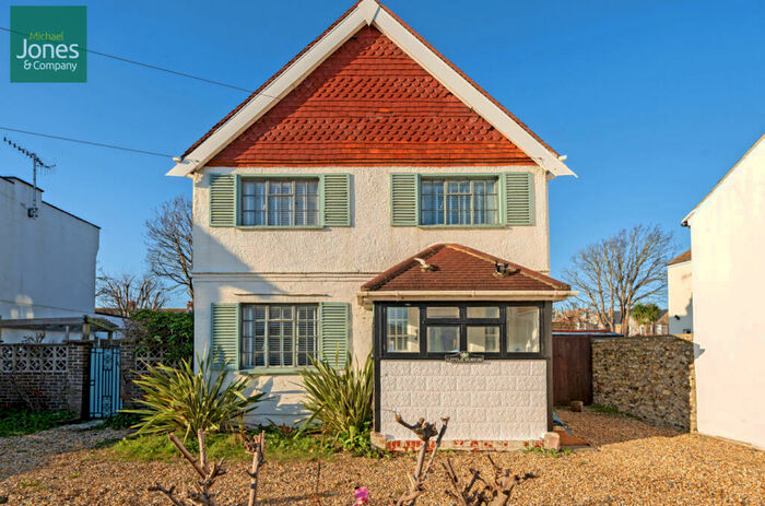 3 Bedroom Detached House To Rent In Ham Road, Worthing, West Sussex, BN11