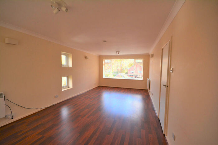 3 Bedroom Flat To Rent In Grosvenor Court, Park Lane Salford, M7