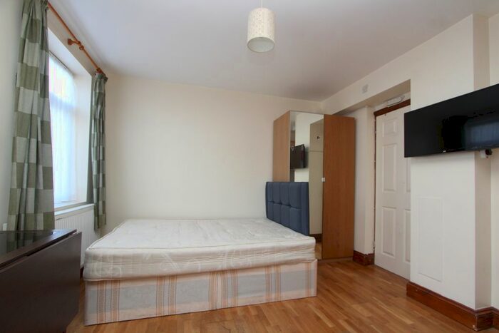 Studio To Rent In Hamilton Avenue, London, N9