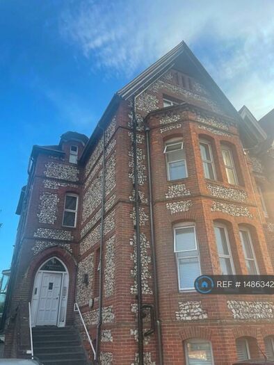 2 Bedroom Flat To Rent In Grange Gardens, Eastbourne, BN20