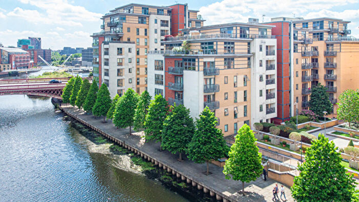 2 Bedroom Flat For Sale In Bowman Lane, Leeds, LS10