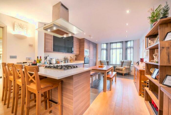 2 Bedroom Flat To Rent In Villiers Road, Willesden Green, NW2