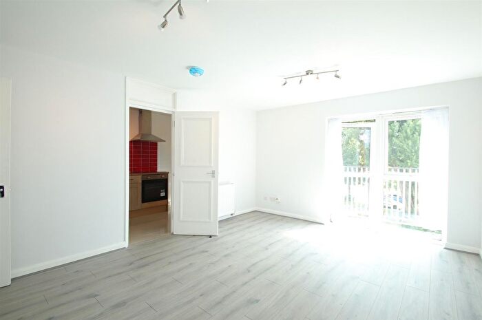 2 Bedroom Flat To Rent In Springfield Close, London, N12
