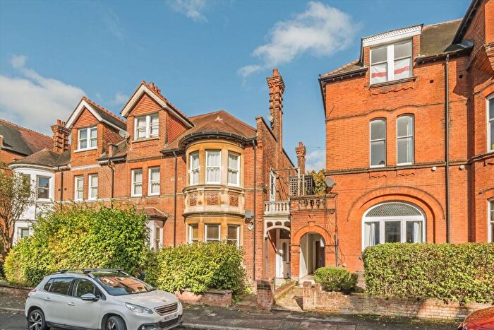 2 Bedroom Flat To Rent In Surbiton Hill Road, Surbiton, KT6