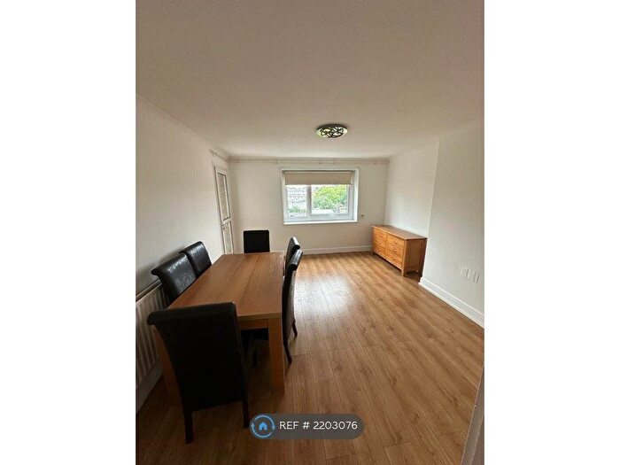 3 Bedroom Flat To Rent In Godolphin House, London, SW2