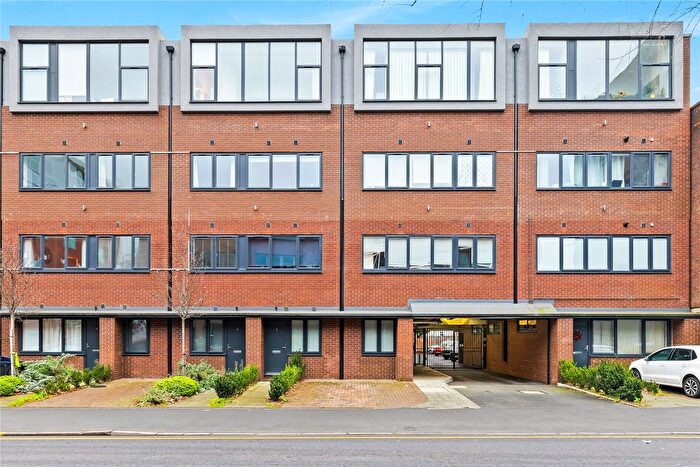 1 Bedroom Flat For Sale In Woking, Surrey, GU21