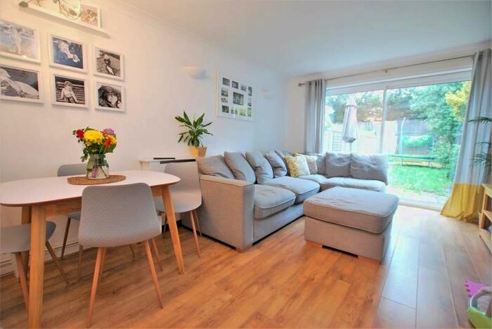 2 Bedroom Terraced House To Rent In Cumberland Avenue, GU2