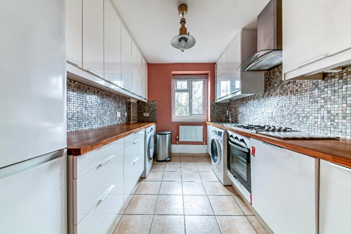 3 Bedroom Flat To Rent In Balham Hill, London, SW12
