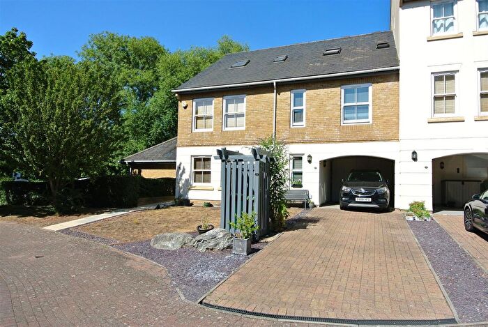 4 Bedroom Property For Sale In Wraysbury Gardens, Staines, TW18