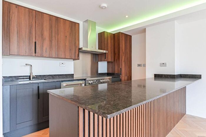 2 Bedroom Flat For Sale In Oak House, Bethnal Green, London, E2