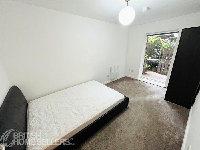 2 Bedroom Apartment For Sale In William Fairburn Way, Manchester, Greater Manchester, M4