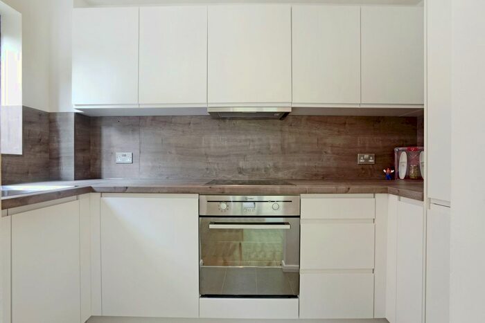 2 Bedroom Flat To Rent In Bushey Grove Road, Bushey, WD23