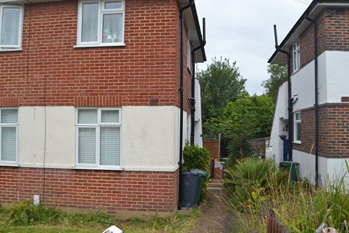 2 Bedroom Maisonette To Rent In Meadow Way, Reigate, RH2