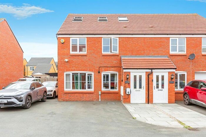 5 Bedroom Semi Detached House For Sale In Philips Field Close, Kettering, NN15