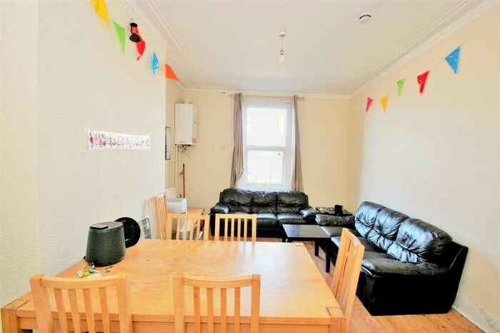 6 Bedroom Apartment To Rent In Hyde Park Road, Hyde Park, Leeds, LS6