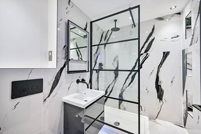 2 Bedroom Flat For Sale In Shoppenhangers Road, Maidenhead, SL6