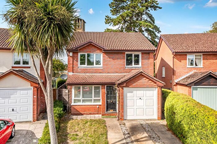 3 Bedroom Detached House For Sale In Claremont Way, Midhurst, GU29