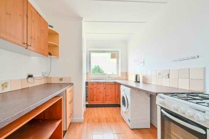 2 Bedroom Flat To Rent In Wilderness Road, Onslow Village, Guildford, GU2