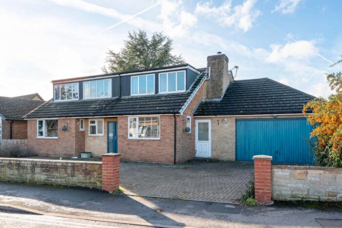 5 Bedroom Link Detached House For Sale In Kennedy Road, Bicester, OX26