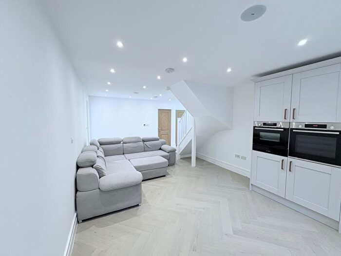 5 Bedroom Flat For Sale In Newgate Street, London, E4
