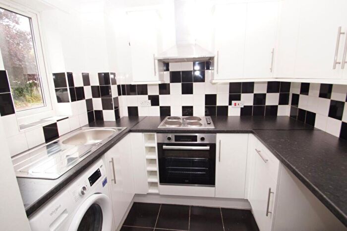 2 Bedroom Flat To Rent In Cromer Court, Slough, SL1