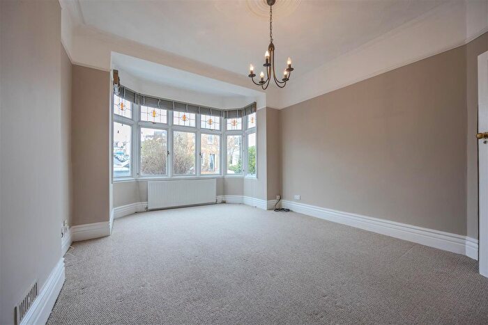 1 Bedroom Flat To Rent In Queens Road, Leigh-On-Sea, SS9