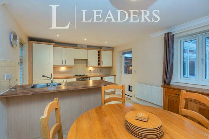 3 Bedroom Detached House To Rent In Petronel Road, Aylesbury, HP19