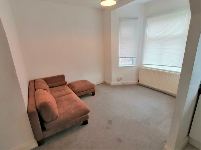 1 Bedroom Flat To Rent In Courtland Avenue, Ilford, IG1