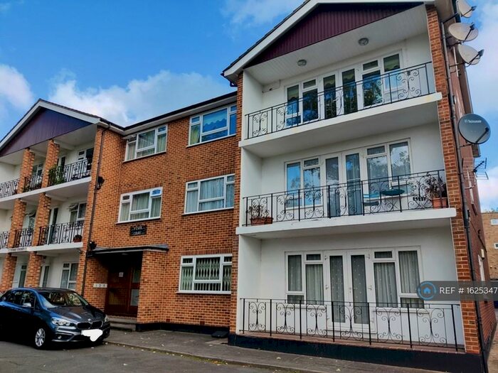 2 Bedroom Flat To Rent In York Court, London, N13