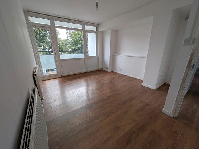 2 Bedroom Flat To Rent In London, SE5