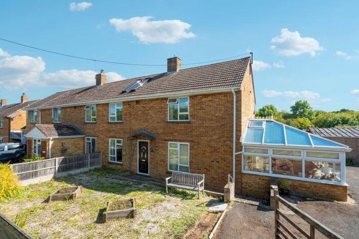 3 Bedroom Semi-Detached House For Sale In Linden Way. Ford Buckinghamshire, HP17