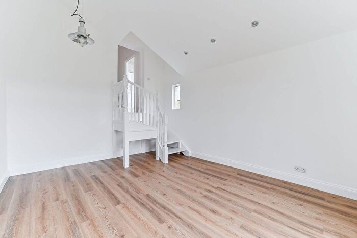 2 Bedroom Flat For Sale In Garratt Lane, Tooting Broadway, London, SW17