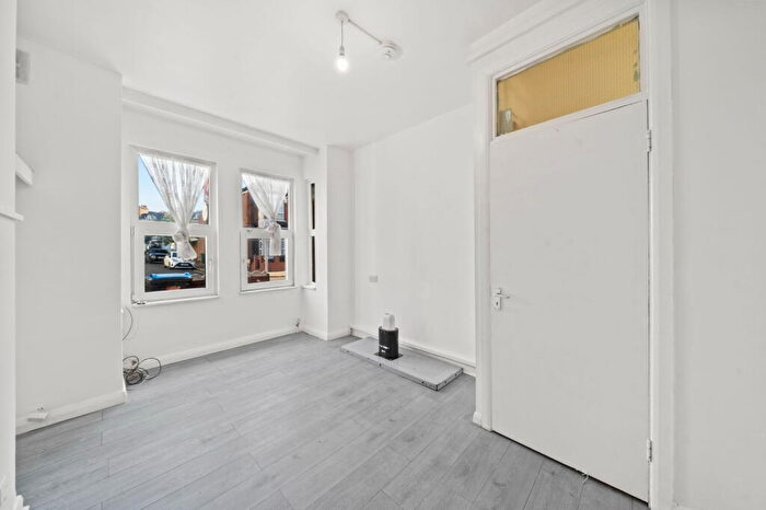 1 Bedroom Flat For Sale In Chapter Road, London, NW2