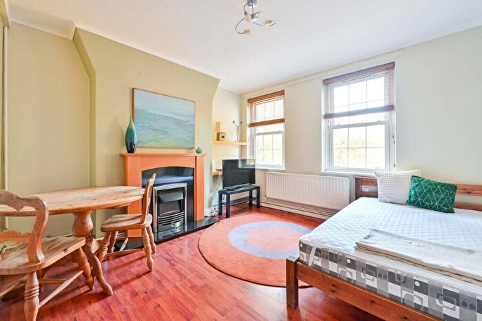 3 Bedroom Flat To Rent In Doddington Grove, Elephant And Castle, London, SE17