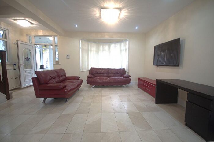 5 Bedroom Semi-Detached House To Rent In Somersby Gardens, Ilford, IG4