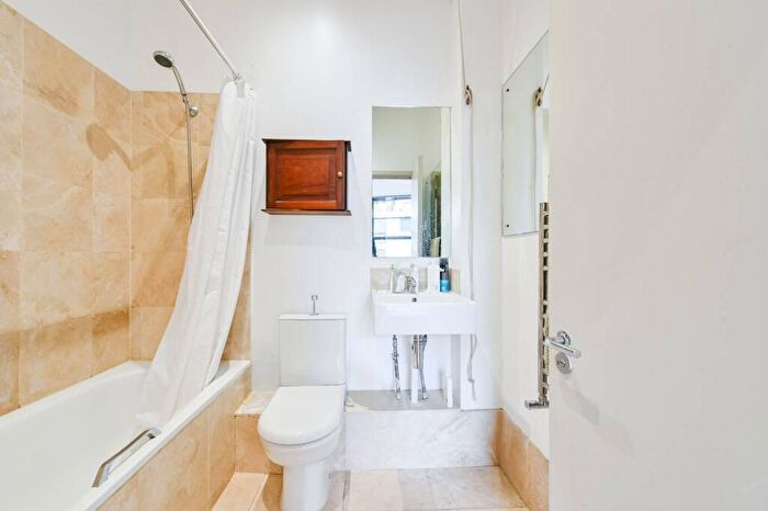 1 Bedroom Flat For Sale In St Johns Square, Clerkenwell, London, EC1V