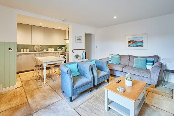 2 Bedroom Flat To Rent In West Cliff, YO21