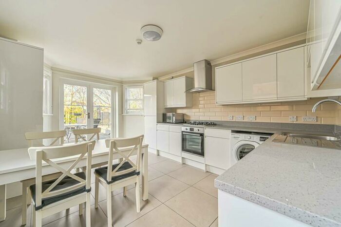 2 Bedroom Maisonette To Rent In Endlesham Road, Balham, London, SW12