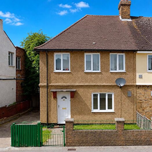 Studio To Rent In Falling Lane, Yiewsley, West Drayton, UB7